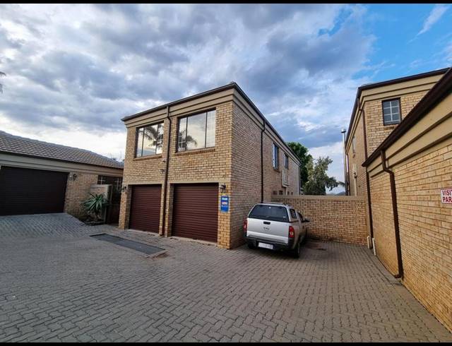 5 BEDROOM TOWNHOUSE FOR SALE IN AMAROSA